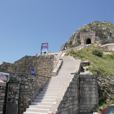 Mauzoleum Niegosza - Park Narodowy Lovćen - widok od strony parkingu w kierunku tunelu w skale prowadzącego do mauzoleum