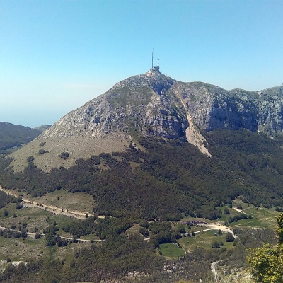 Mauzoleum Niegosza - Park Narodowy Lovćen - widok w kierunku niedostępnego "drugiego szczytu": Štirovnik