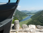 Rijeka Crnojevića - widok doliny rzeki wprost z samochodu jadącego wąską przepaścistą drogą