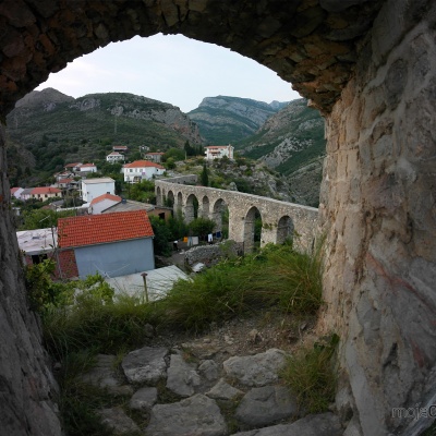Stari Bar - klimatyczne ruiny miasta i warowni na wzgórzu - akwedukt