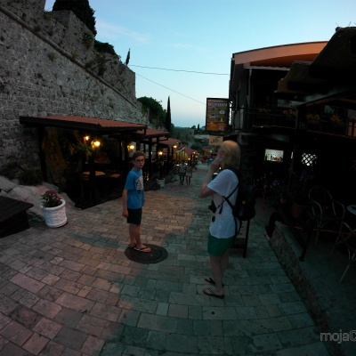Stari Bar - wieczorem, po zwiedzaniu ruin miasta warto zjeść kolację w restauracji pod murami miasta - tak pysznych kalmarów nie jadłem nigdzie indziej. 